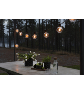 LED KOPPELBAAR LICHTSNOER FEESTVERLICHTING STARTSET, 10 GLOBES EXTRA WARMWITTE FILAMENT POWERLED, 4 TRAPS DIMMER, LENGTE 10M, VERWISSELBARE LICHTBRON, SPACING 100CM, 10M AANSLUITSNOER, ZWARTE KABEL, MEMORYFUNCTIE, OPHANGOOGJES, 24V BUITENTRAFO, VERLE